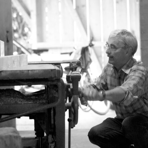 Markus Lehmann in der Wekstatt der Kobesen