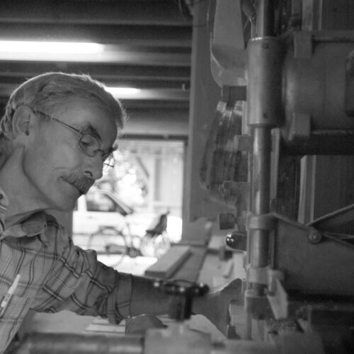 Markus Lehmann in der Wekstatt der Kobesen