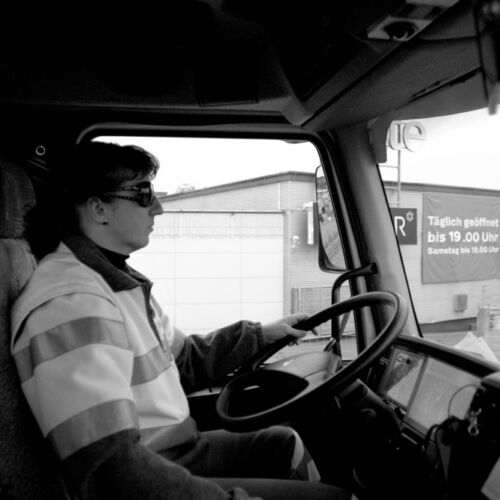 Maja Voser beim Kiestransport.