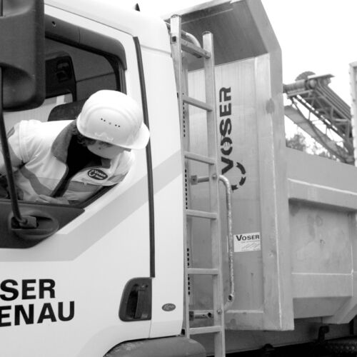 Maja Voser beim Kiestransport.