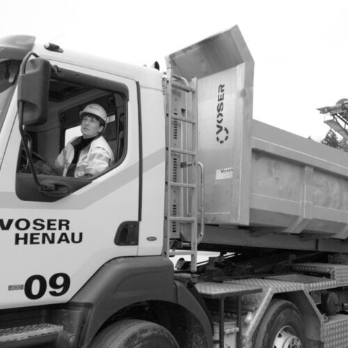 Maja Voser beim Kiestransport.