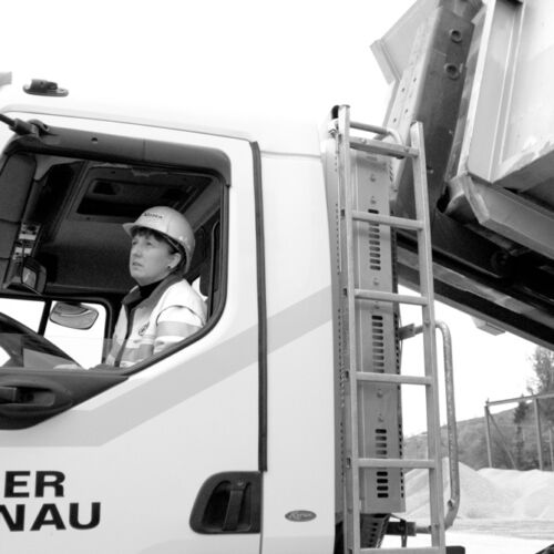 Maja Voser beim Kiestransport.