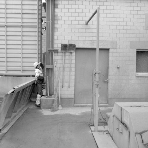 Maja Voser beim Kiestransport.