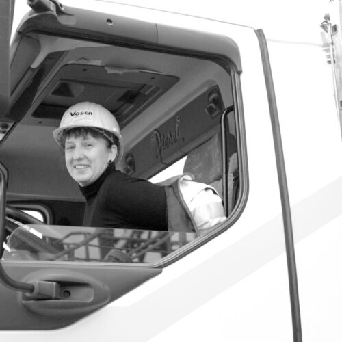 Maja Voser beim Kiestransport.
