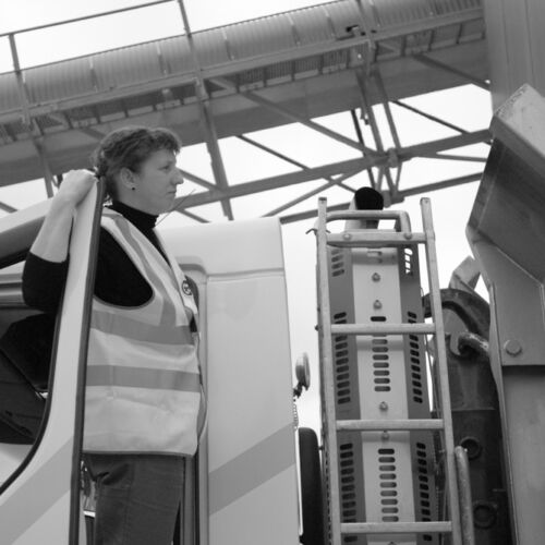 Maja Voser beim Kiestransport.