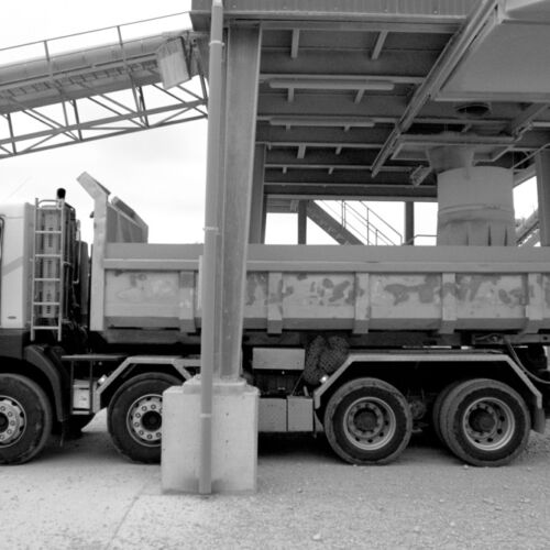 Maja Voser beim Kiestransport.