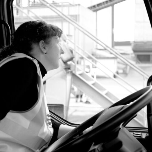 Maja Voser beim Kiestransport.