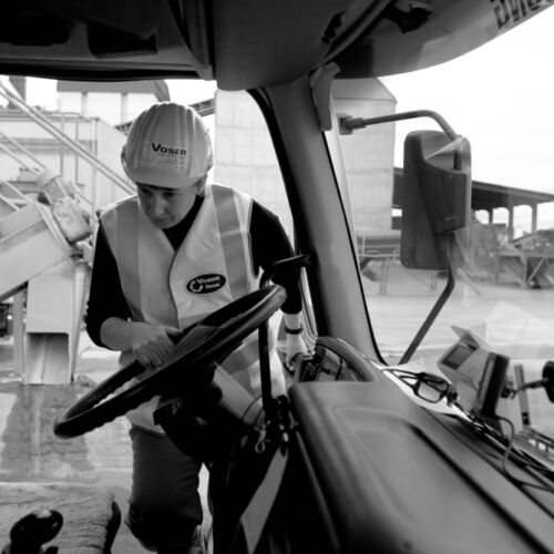 Maja Voser beim Kiestransport.