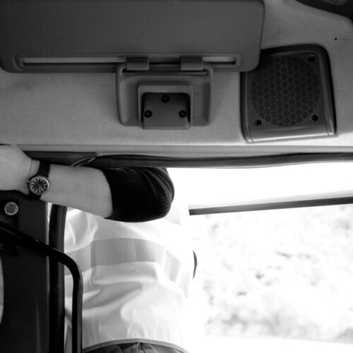 Maja Voser beim Kiestransport.