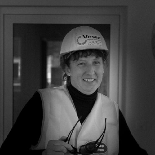 Maja Voser beim Kiestransport.