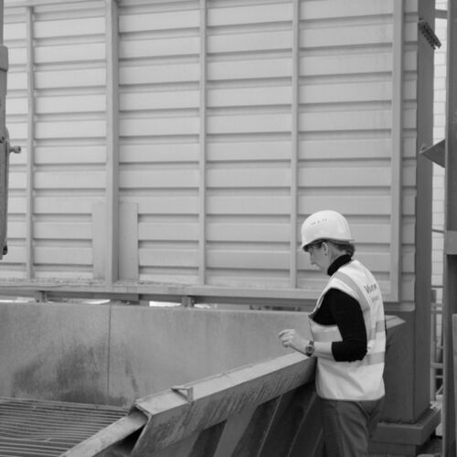 Maja Voser beim Kiestransport.