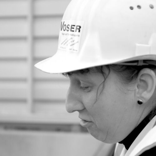 Maja Voser beim Kiestransport.