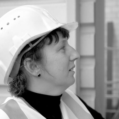 Maja Voser beim Kiestransport.