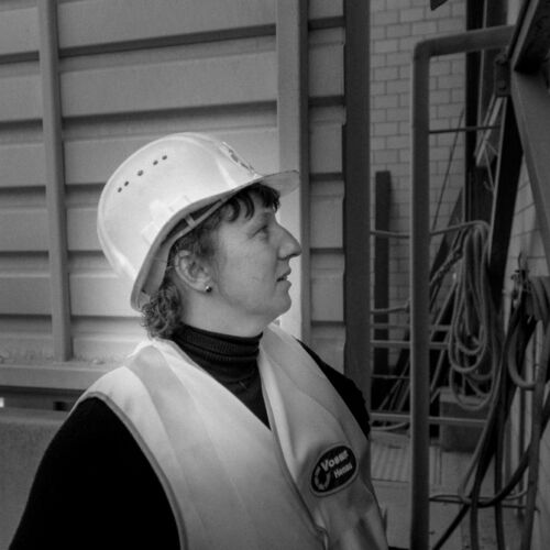 Maja Voser beim Kiestransport.