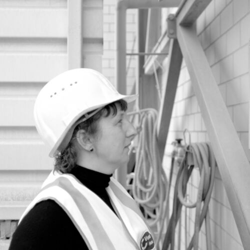 Maja Voser beim Kiestransport.