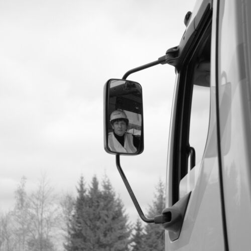 Maja Voser beim Kiestransport.