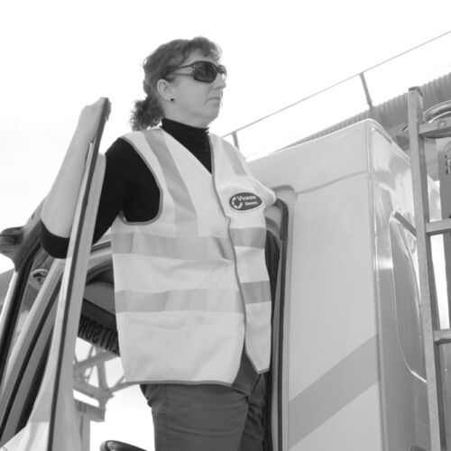 Maja Voser beim Kiestransport.