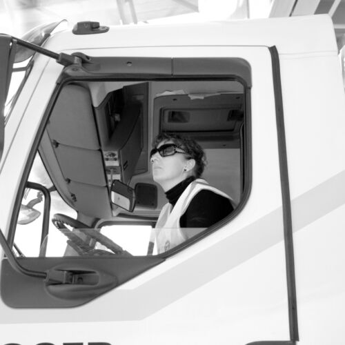 Maja Voser beim Kiestransport.