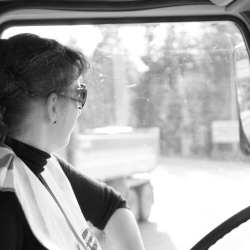 Maja Voser beim Kiestransport.