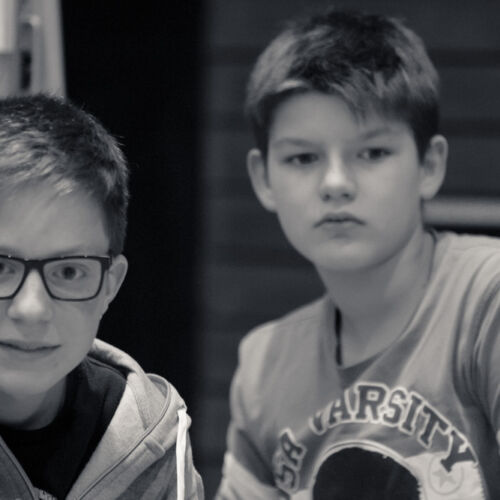 Drei Kassen der Bibliothek Sproochbrugg beim Zuhören und Rätsellösen.