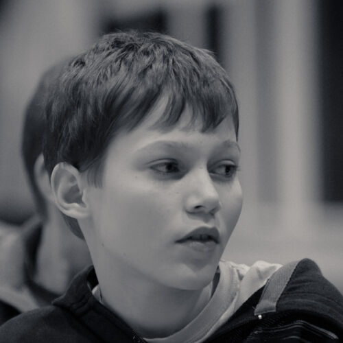 Drei Kassen der Bibliothek Sproochbrugg beim Zuhören und Rätsellösen.