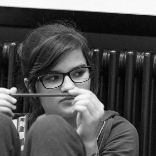 Drei Kassen der Bibliothek Sproochbrugg beim Zuhören und Rätsellösen.