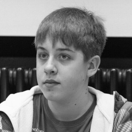 Drei Kassen der Bibliothek Sproochbrugg beim Zuhören und Rätsellösen.