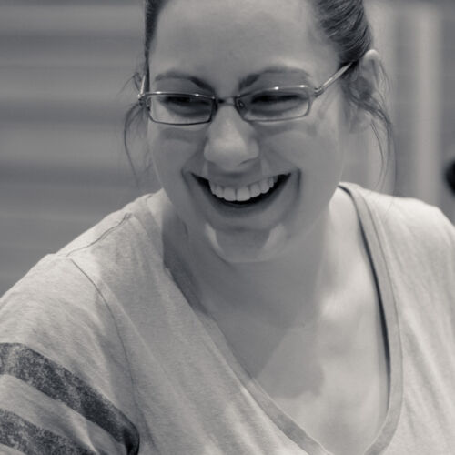 Drei Kassen der Bibliothek Sproochbrugg beim Zuhören und Rätsellösen.