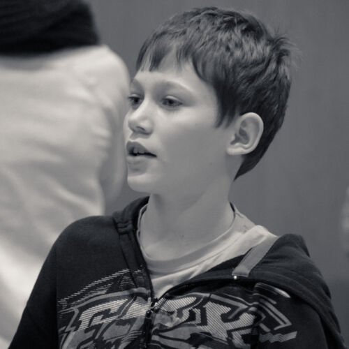 Drei Kassen der Bibliothek Sproochbrugg beim Zuhören und Rätsellösen.