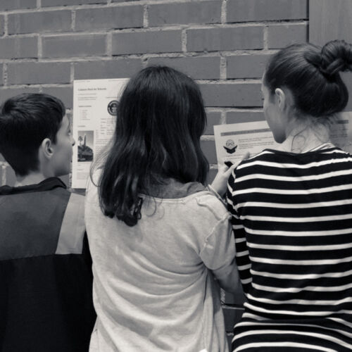 Drei Kassen der Bibliothek Sproochbrugg beim Zuhören und Rätsellösen.