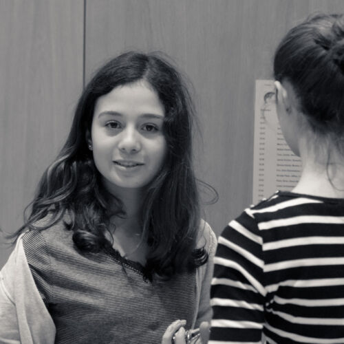 Drei Kassen der Bibliothek Sproochbrugg beim Zuhören und Rätsellösen.