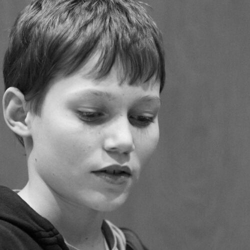 Drei Kassen der Bibliothek Sproochbrugg beim Zuhören und Rätsellösen.