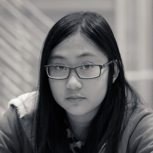 Drei Kassen der Bibliothek Sproochbrugg beim Zuhören und Rätsellösen.