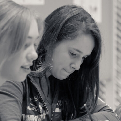 Drei Kassen der Bibliothek Sproochbrugg beim Zuhören und Rätsellösen.