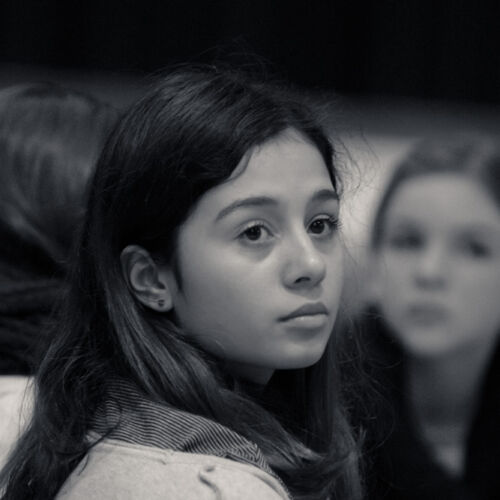 Drei Kassen der Bibliothek Sproochbrugg beim Zuhören und Rätsellösen.