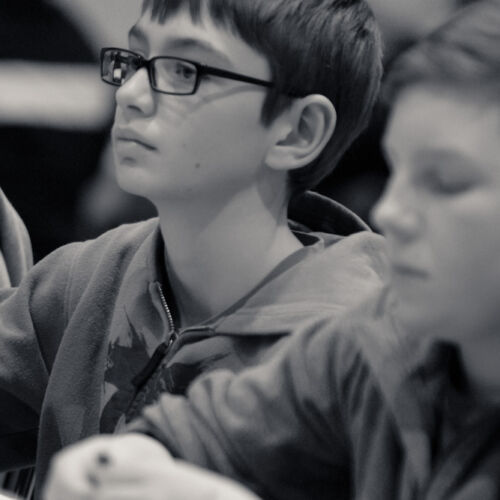 Drei Kassen der Bibliothek Sproochbrugg beim Zuhören und Rätsellösen.