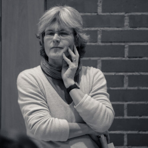 Drei Kassen der Bibliothek Sproochbrugg beim Zuhören und Rätsellösen.