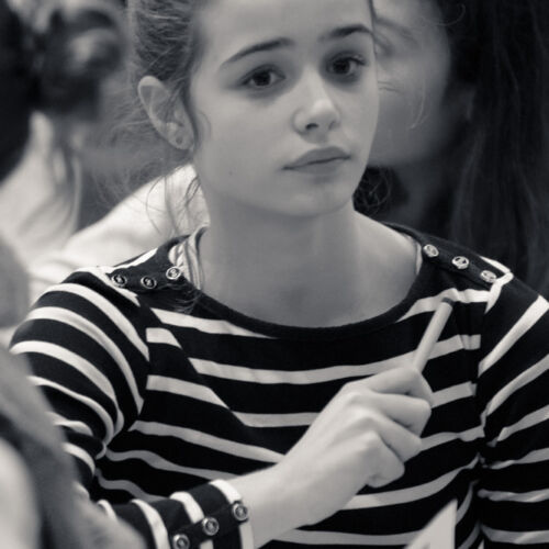 Drei Kassen der Bibliothek Sproochbrugg beim Zuhören und Rätsellösen.