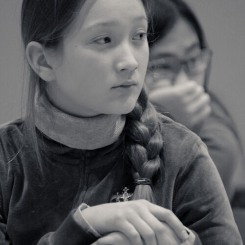 Drei Kassen der Bibliothek Sproochbrugg beim Zuhören und Rätsellösen.