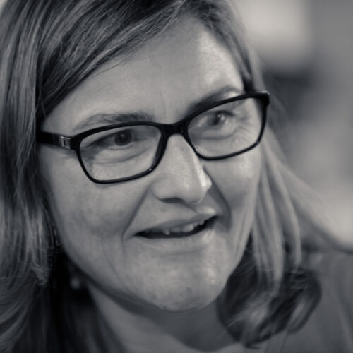 Besucher an der Ausstellung in der Kobesen.