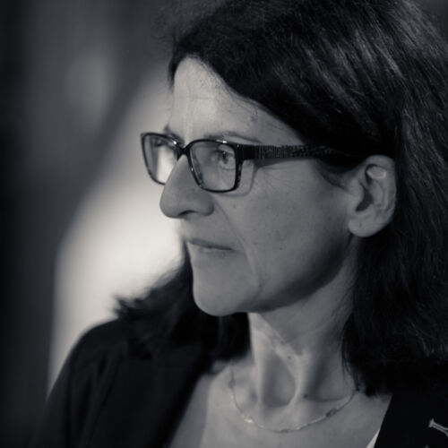 Besucher an der Ausstellung in der Kobesen.