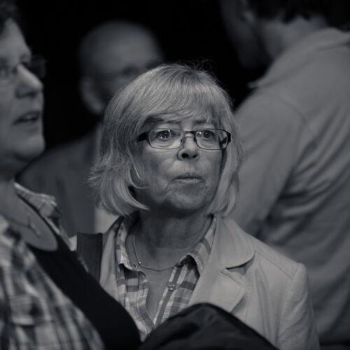 Besucher an der Ausstellung in der Kobesen.