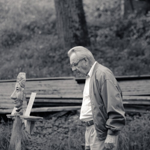 Besucher an der Ausstellung in der Kobesen.