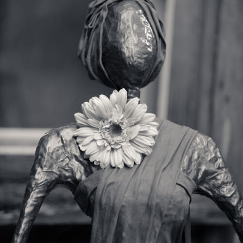 Besucher an der Ausstellung in der Kobesen.