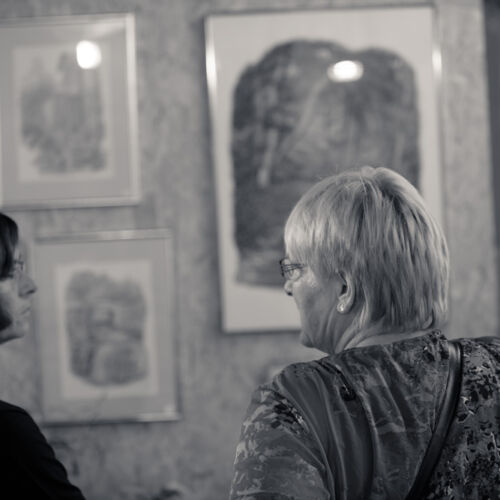 Besucher an der Ausstellung in der Kobesen.