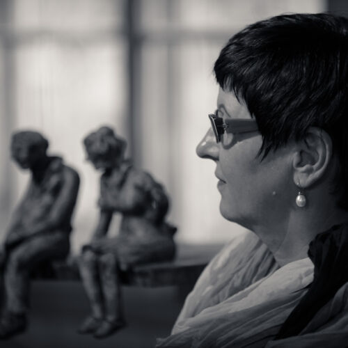 Besucher an der Ausstellung in der Kobesen.