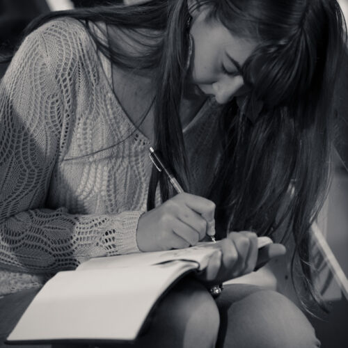 Besucher an der Ausstellung in der Kobesen.