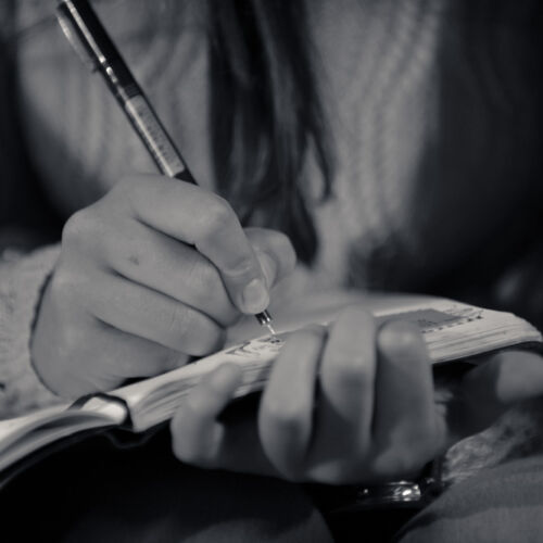 Besucher an der Ausstellung in der Kobesen.