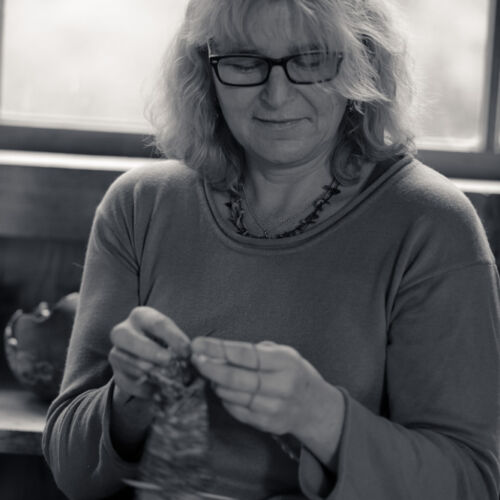 Besucher an der Ausstellung in der Kobesen.