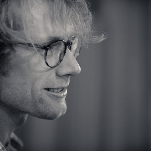 Besucher an der Ausstellung in der Kobesen.